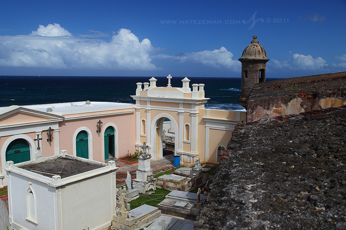 The fortress walls of El Morro extend right up to the cemetery.&nbsp;